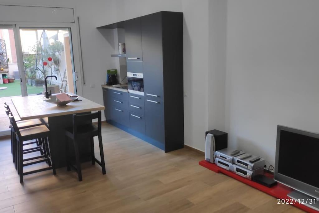 Precioso Apartamento Con Magnifico Patio. Sant Feliu de Llobregat Exterior photo