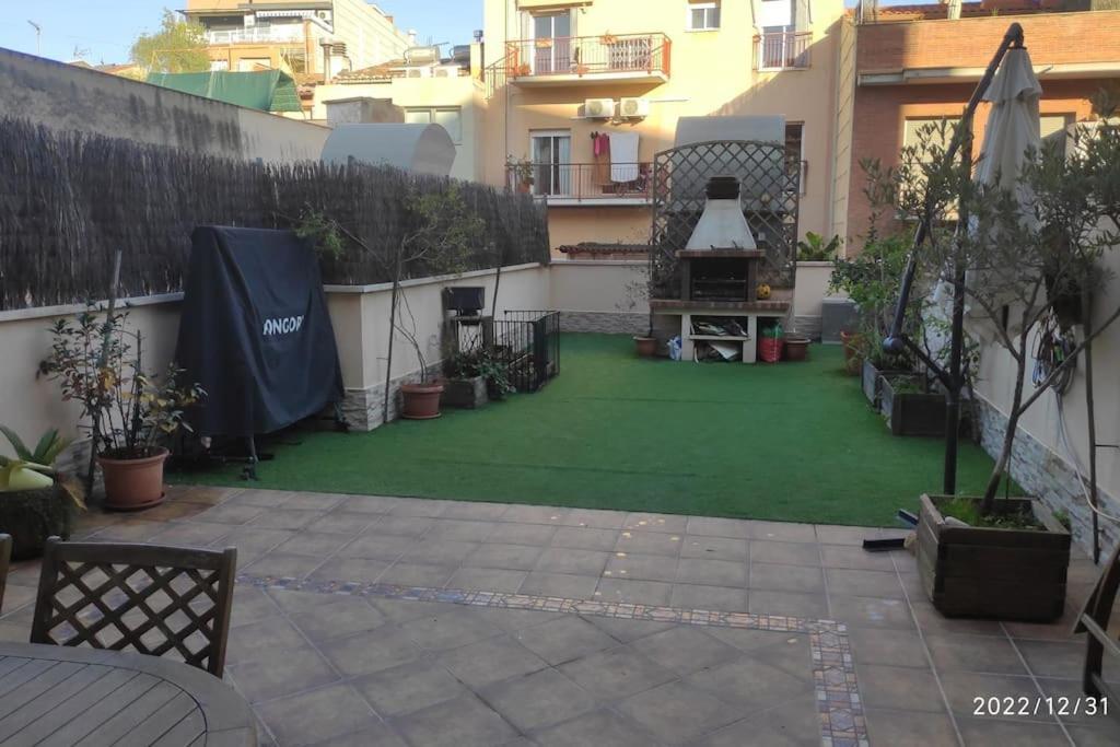 Precioso Apartamento Con Magnifico Patio. Sant Feliu de Llobregat Exterior photo