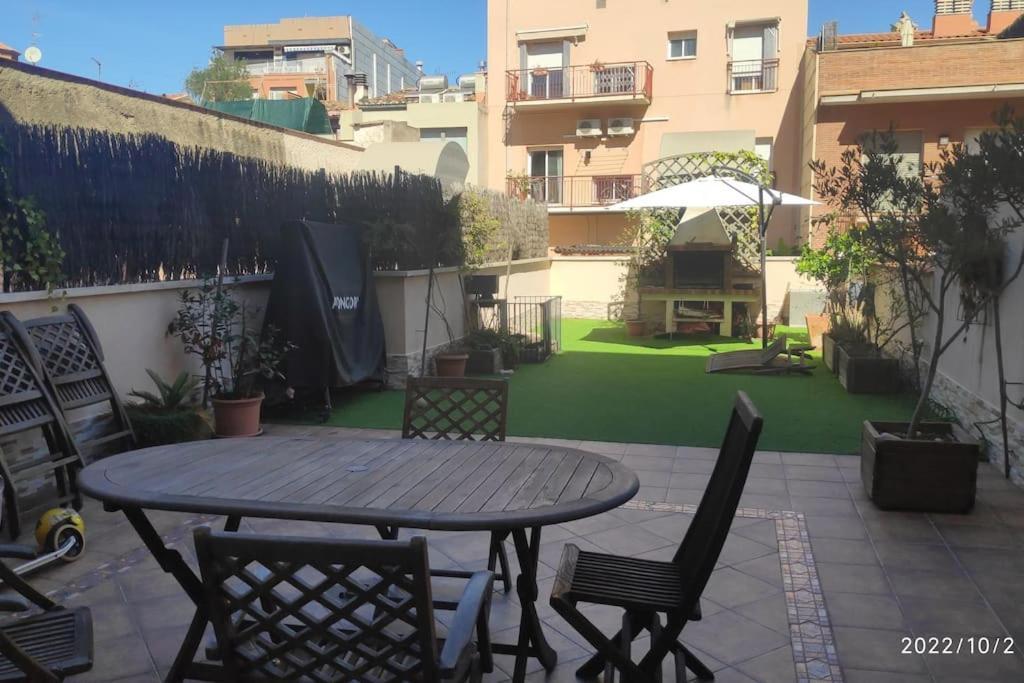 Precioso Apartamento Con Magnifico Patio. Sant Feliu de Llobregat Exterior photo